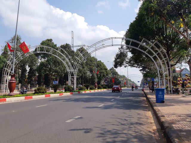 Đắk[-]Lắk:[-]Lùm[-]xùm[-]những[-]cổng[-]chào[-]"như[-]còng[-]số[-]8"[-]ở[-]thành[-]phố[-]cà[-]phê